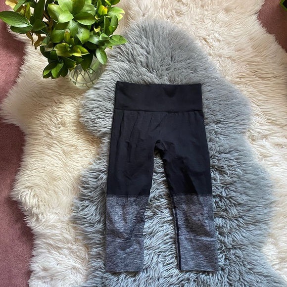 Lululemon Seamless Cropped Leggings - Picture 1 of 13